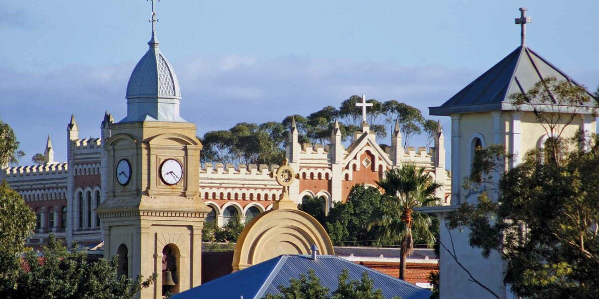 Thị trấn tu viện New Norcia gần Perth với kiến trúc châu Âu cổ kính giữa vùng đất Tây Úc