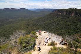 Khung cảnh Olympian Rock tại Grampians National Park, Victoria Australia trong hành trình Tourluk với điểm ngắm cảnh trên núi cao nhìn ra rừng xanh và thung lũng rộng lớn. Đây là địa điểm nổi bật dành cho du khách yêu thiên nhiên, trekking và khám phá cảnh quan hoang sơ đặc trưng của nước Úc.