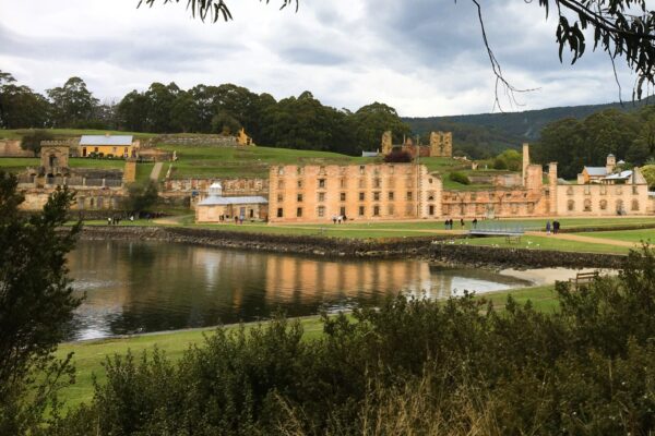 Ảnh khu di tích lịch sử Port Arthur tại Tasmania Úc với công trình cổ nổi tiếng bên hồ nước.