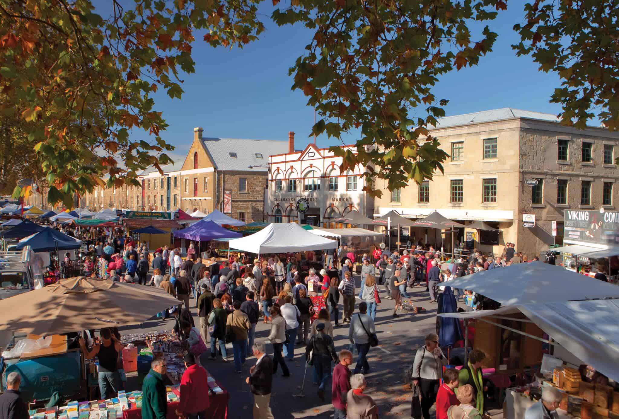 Salamanca Market tại Hobart, Tasmania là khu chợ ngoài trời nổi tiếng với hàng trăm gian hàng địa phương, thu hút đông đảo du khách tham quan, mua sắm và thưởng thức ẩm thực trong không gian sôi động giữa những tòa nhà cổ kính.