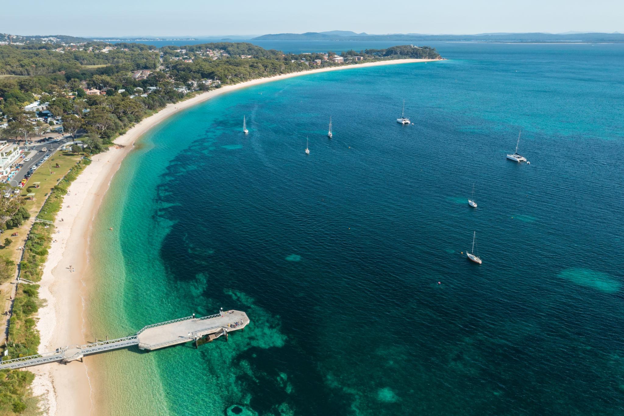 Port Stephens Úc với bãi biển xanh trong, vịnh biển yên bình và trải nghiệm du lịch thiên nhiên gần Sydney