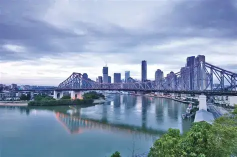 Story Bridge Brisbane bắc qua Brisbane River với skyline thành phố hiện đại, biểu tượng nổi bật khi khám phá các điểm tham quan ở Brisbane Úc