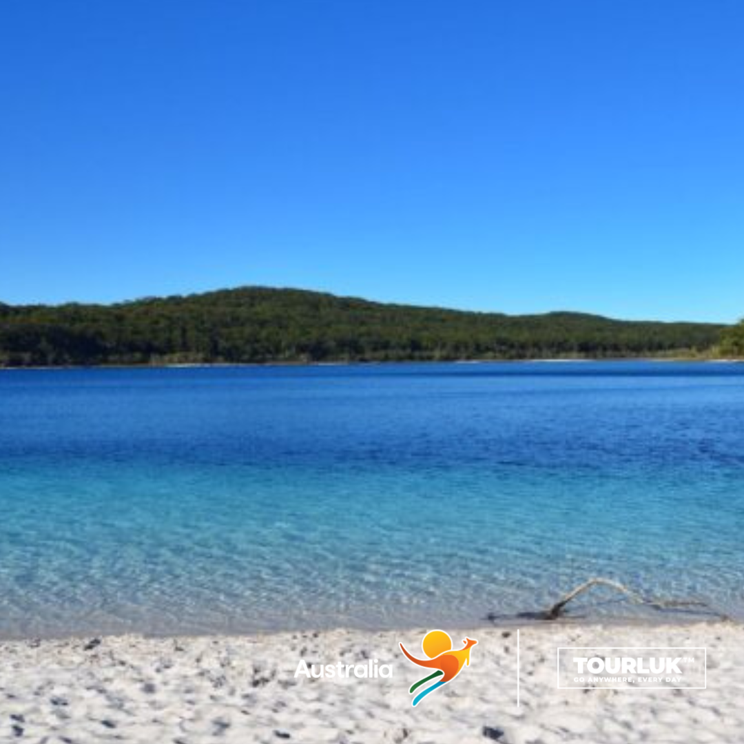 Bãi biển cát trắng và làn nước trong xanh tại hồ McKenzie trên đảo K’gari (Fraser Island), Queensland, Úc