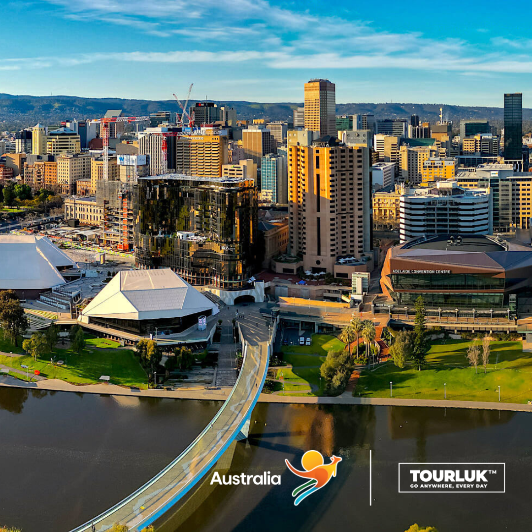 Đường chân trời thành phố Adelaide với sông Torrens và các tòa nhà hiện đại