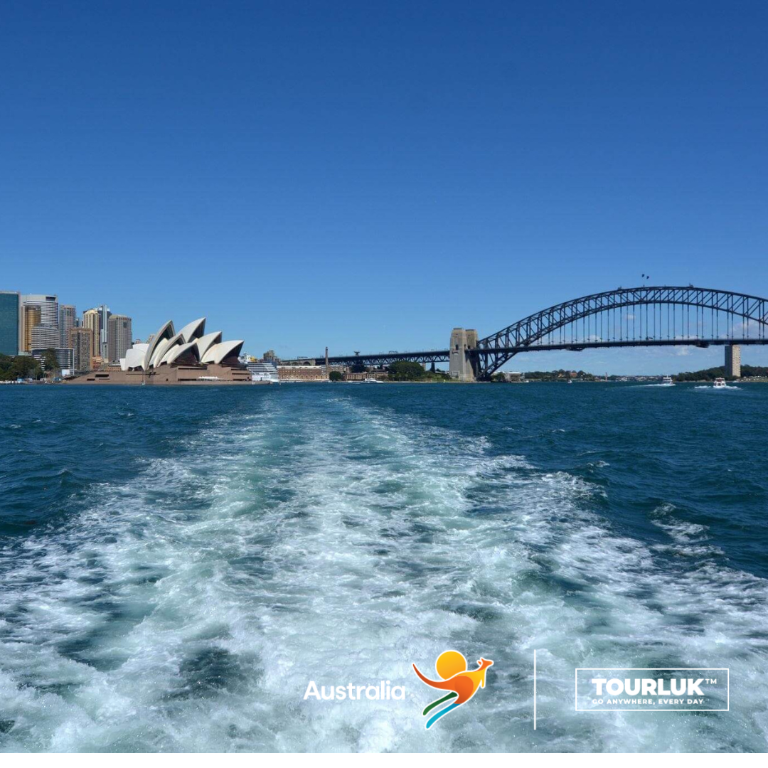 Khung cảnh Sydney Harbour với Nhà hát Opera Sydney và Cầu cảng Sydney nhìn từ du thuyền trên vịnh, Úc