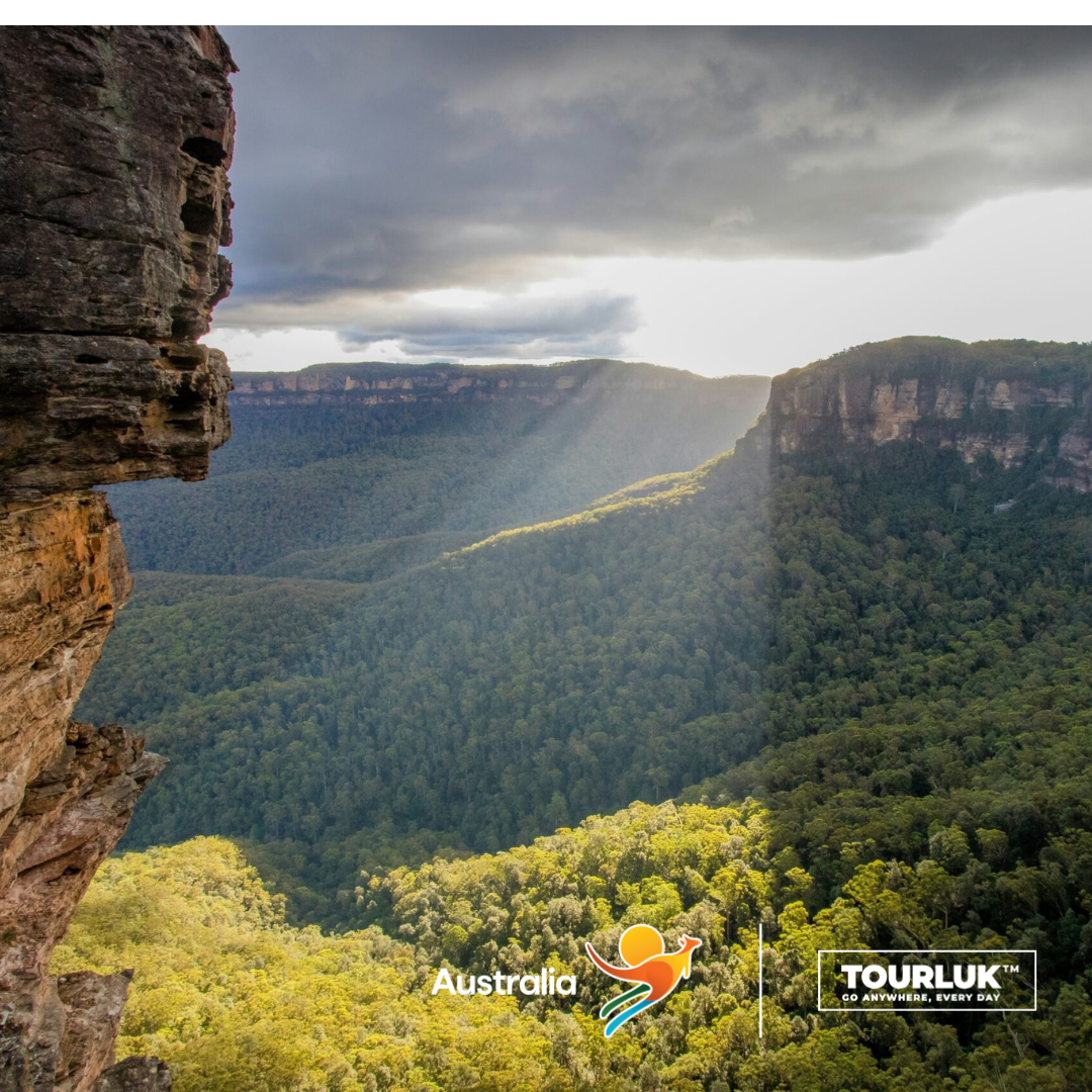 Toàn cảnh thung lũng và vách đá Blue Mountains tại New South Wales, Úc dưới ánh nắng xuyên qua mây.