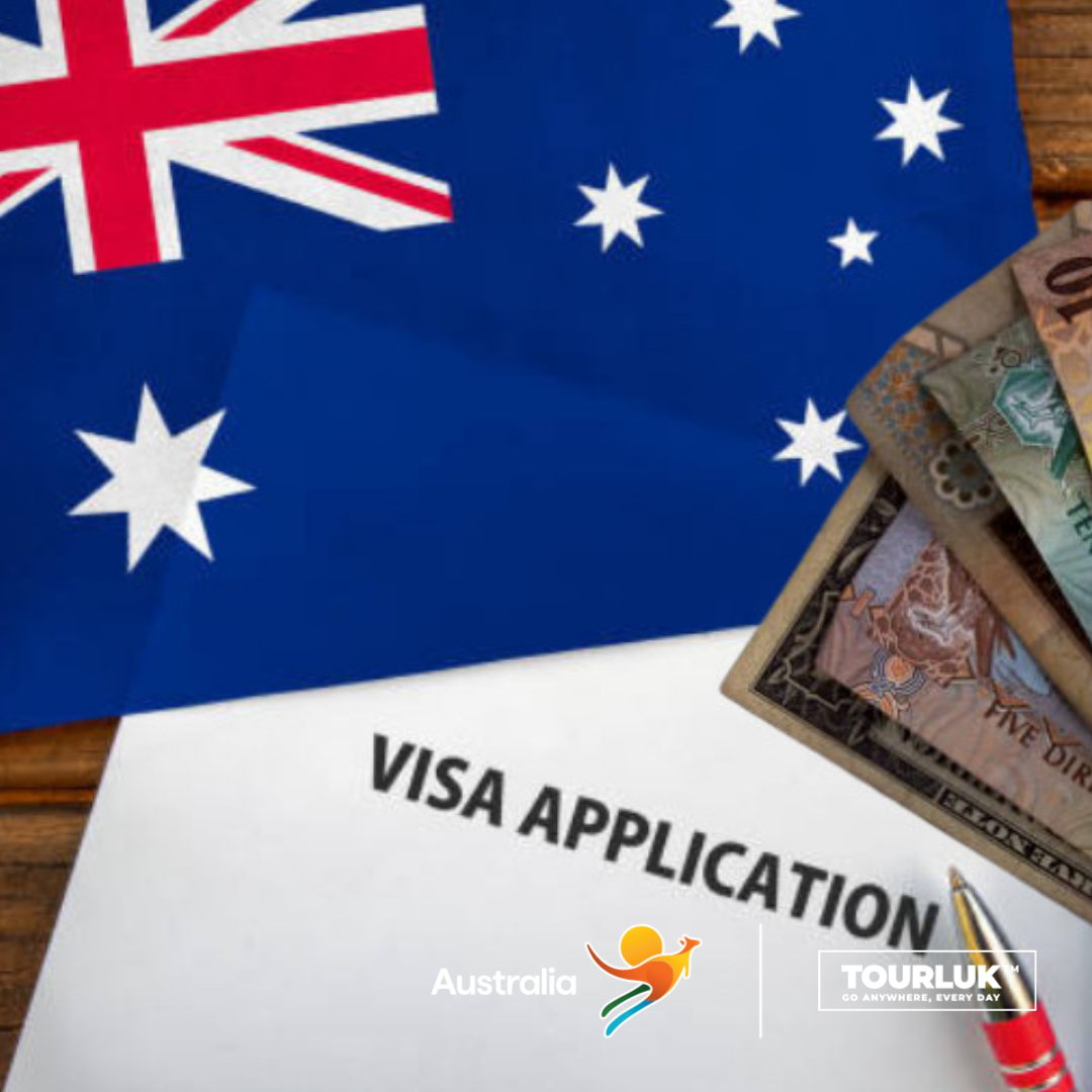 Đơn xin visa Úc đặt cạnh quốc kỳ Australia và tiền đô la Úc, minh họa cho quá trình chuẩn bị hồ sơ xin visa du lịch hoặc công tác.