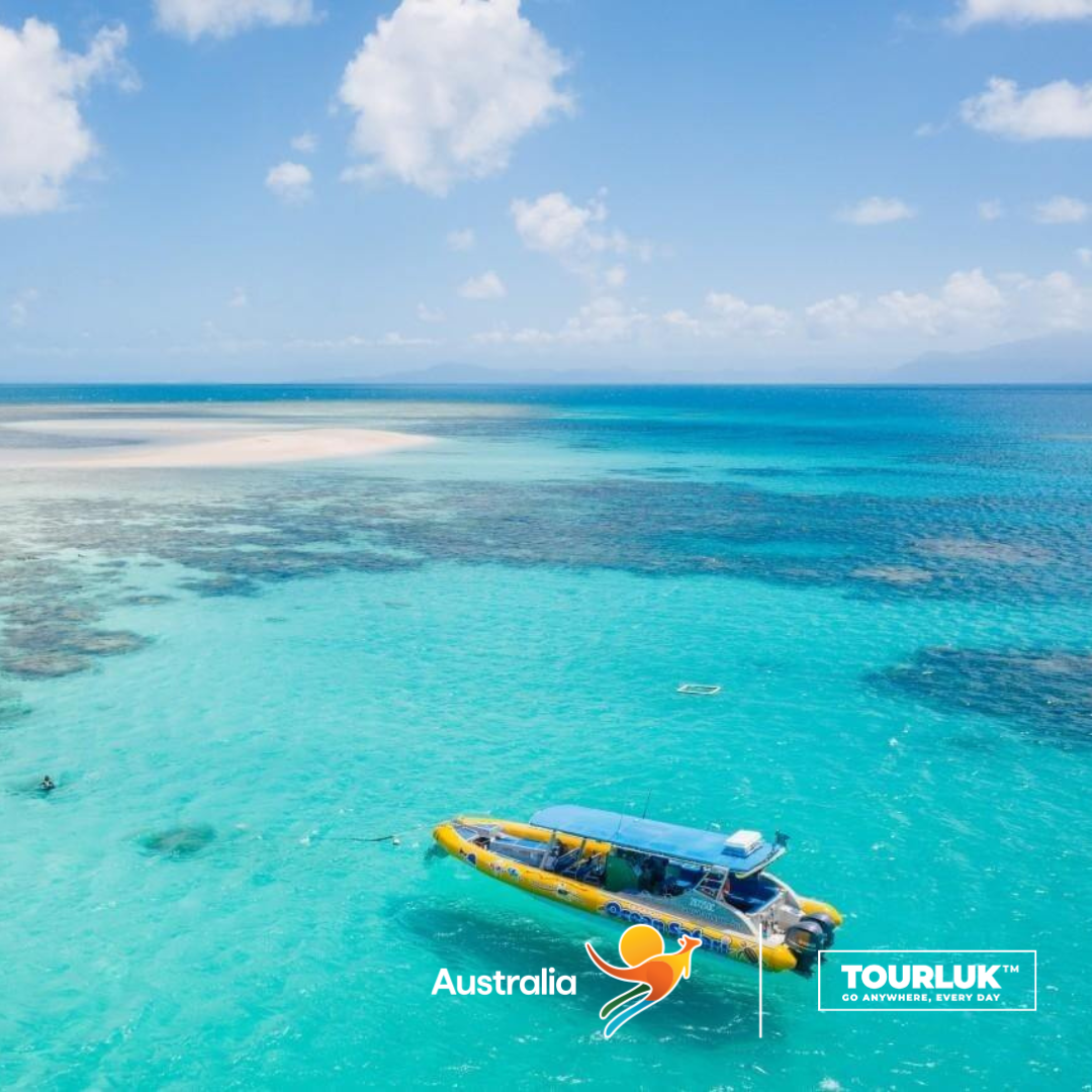 Thuyền du lịch trên làn nước xanh ngọc tại rạn san hô Great Barrier Reef ở Úc