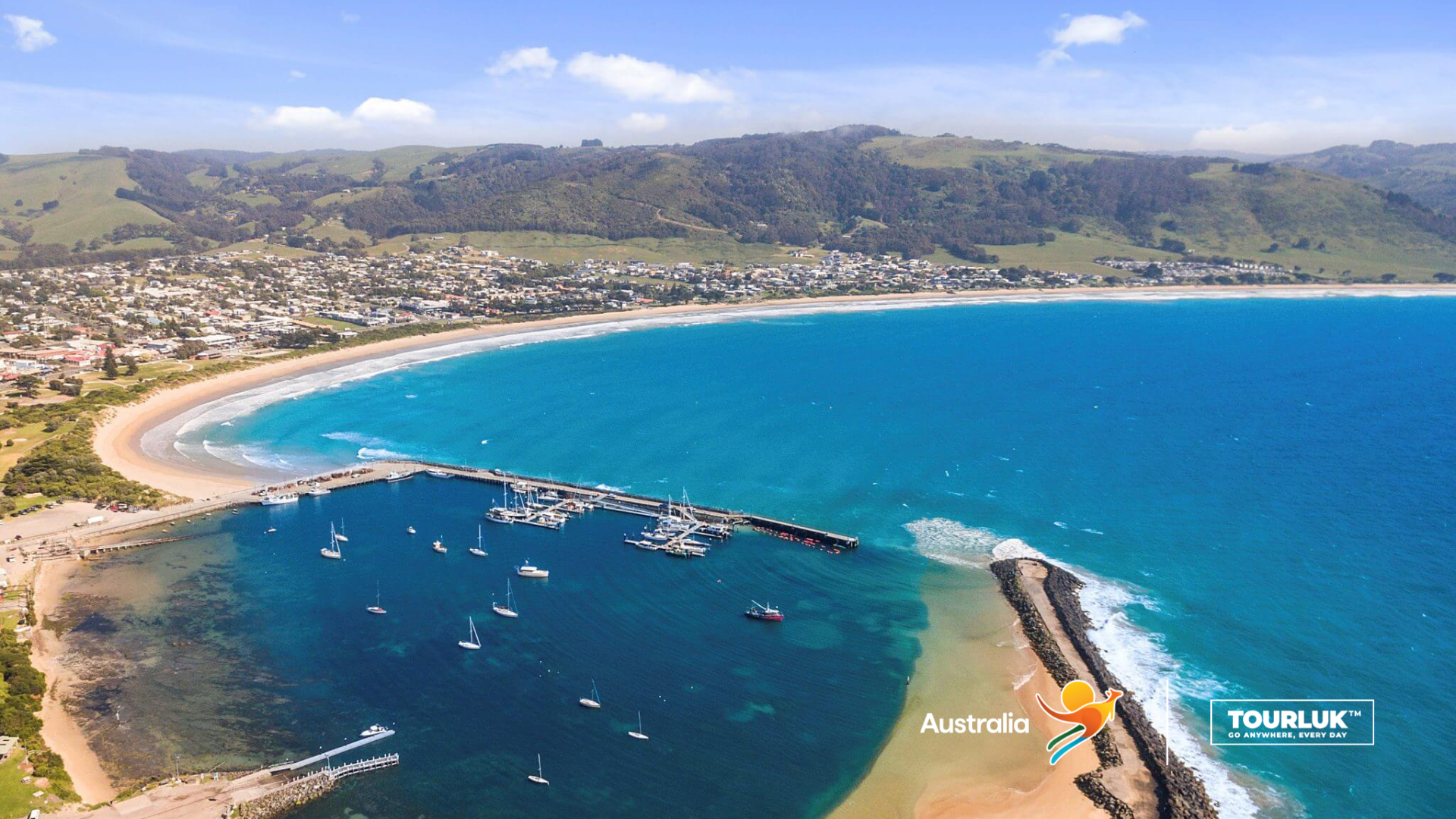 Apollo Bay trên cung đường Great Ocean Road tại Victoria Úc với bãi biển xanh và cảnh quan ven biển tuyệt đẹp