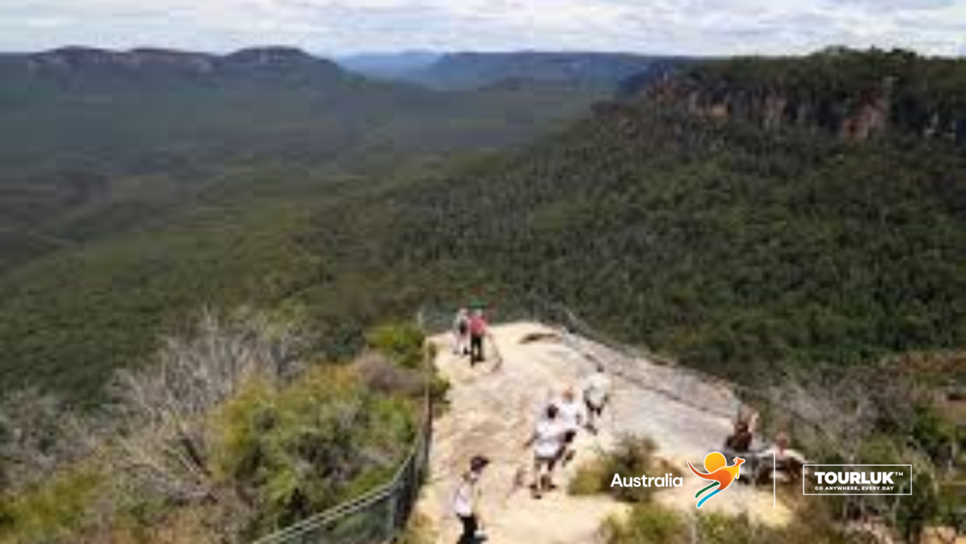 Khung cảnh Olympian Rock tại Grampians National Park, Victoria Australia trong hành trình Tourluk với điểm ngắm cảnh trên núi cao nhìn ra rừng xanh và thung lũng rộng lớn. Đây là địa điểm nổi bật dành cho du khách yêu thiên nhiên, trekking và khám phá cảnh quan hoang sơ đặc trưng của nước Úc.