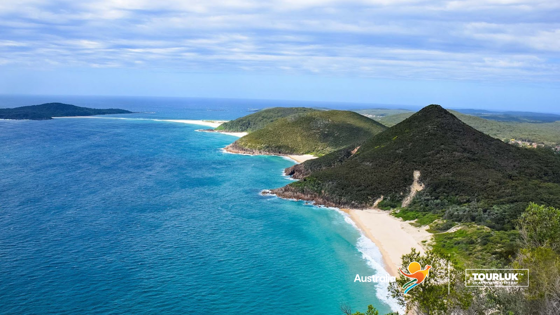 Cảnh biển Port Stephens Australia với bãi cát trắng và làn nước xanh trong, điểm du lịch nổi tiếng gần Sydney