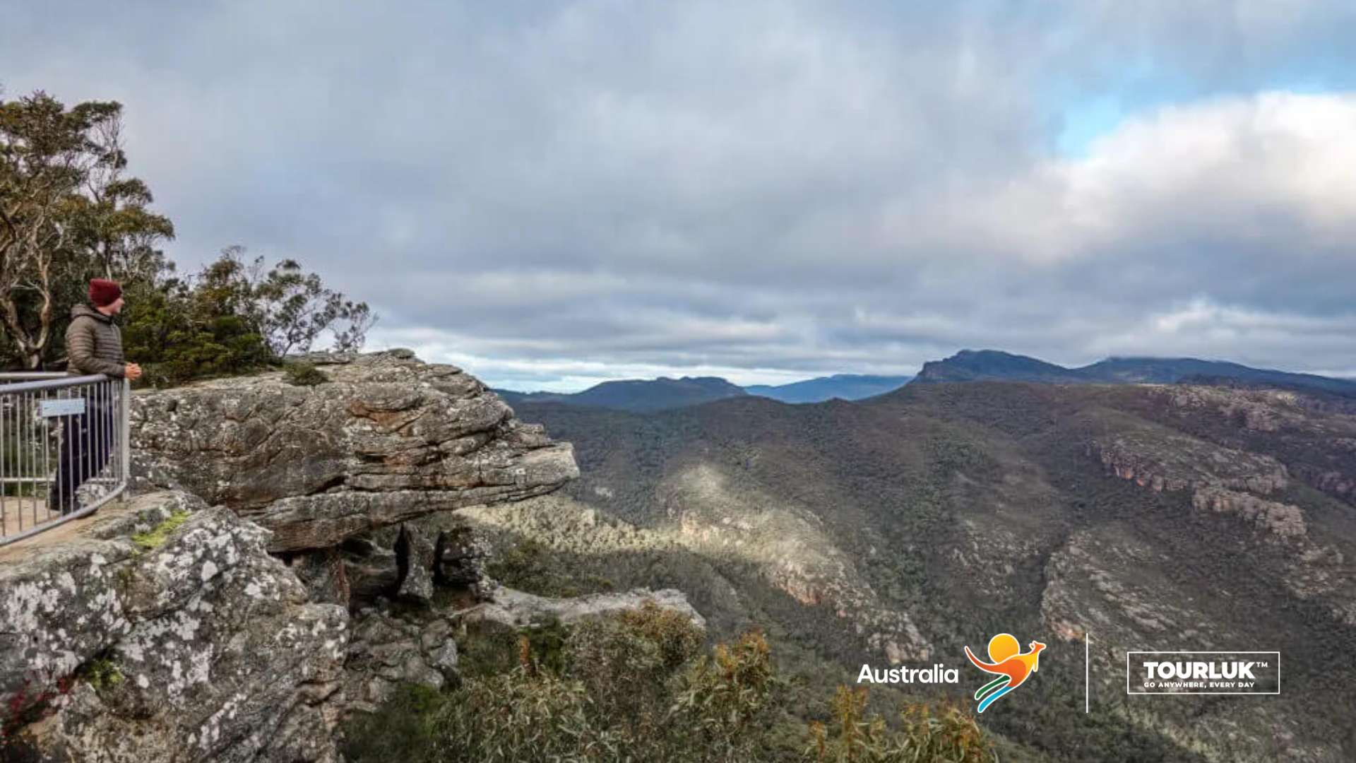 Khung cảnh núi đá và thung lũng tại The Balconies, Grampians National Park, bang Victoria, Úc.
