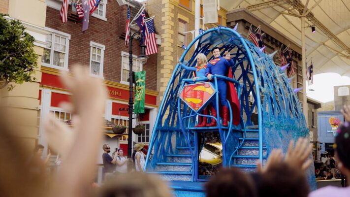 Du khách xem diễu hành nhân vật siêu anh hùng tại Warner Bros Movie World ở Gold Coast, Australia.