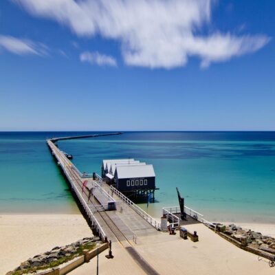Cầu cảng Busselton Jetty nổi bật trên làn nước xanh ngọc tại Perth.