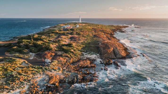 Hải đăng Cape Leeuwin nằm giữa bờ biển hoang sơ của Tây Úc.
