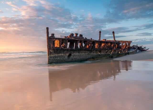 Xác tàu SS Maheno nằm trên bãi biển 75 Mile Beach của K'gari, một điểm tham quan nổi bật tại Queensland, Úc.