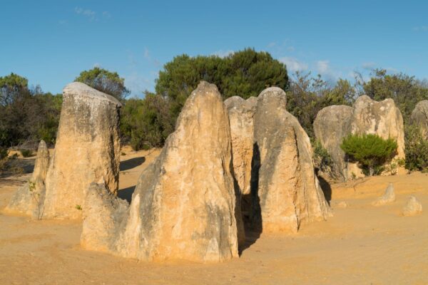 Nambung National Park Western Australia với các cột đá vôi tự nhiên trong khu vực Pinnacles Desert