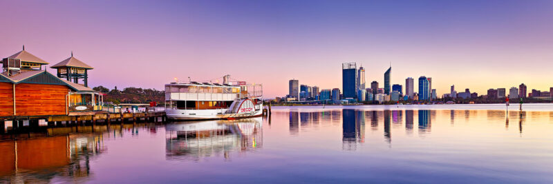 Khung cảnh hoàng hôn tại South Perth Foreshore với đường chân trời thành phố Perth phản chiếu trên sông Swan.