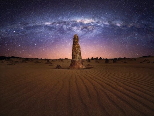 Sa mạc Pinnacles ban đêm với dải Ngân Hà rực rỡ tại Nambung National Park, Perth