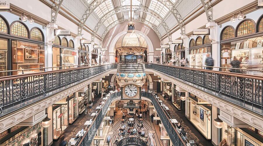 Queen Victoria Building tại Sydney là trung tâm mua sắm mang kiến trúc cổ điển ấn tượng với mái vòm kính, đồng hồ trung tâm và các hành lang sang trọng, thu hút du khách tham quan và mua sắm giữa lòng thành phố.