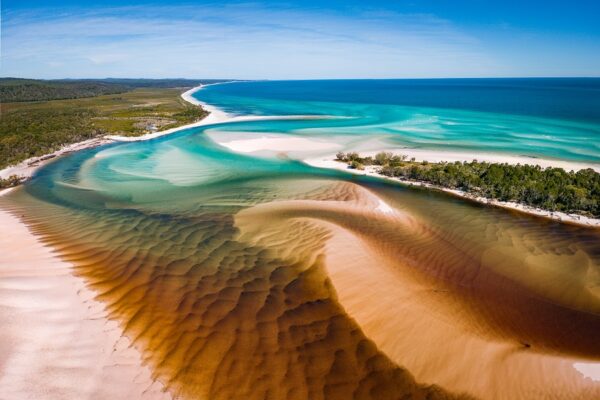 Dòng nước Wathumba Creek hòa vào biển tại K’gari Fraser Island trong hành trình Sydney – Brisbane