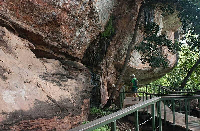 Vách đá Nourlangie Rock với tranh đá Aboriginal tại Kakadu National Park Australia
