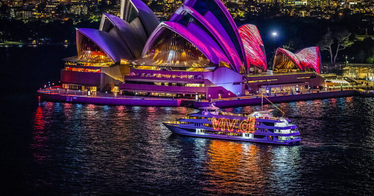 Vivid Sydney là lễ hội ánh sáng lớn nhất nước Úc, nơi Sydney rực rỡ với nghệ thuật ánh sáng, âm nhạc và công nghệ hiện đại, mang đến trải nghiệm đêm ấn tượng trong các hành trình tour của Tourluk.