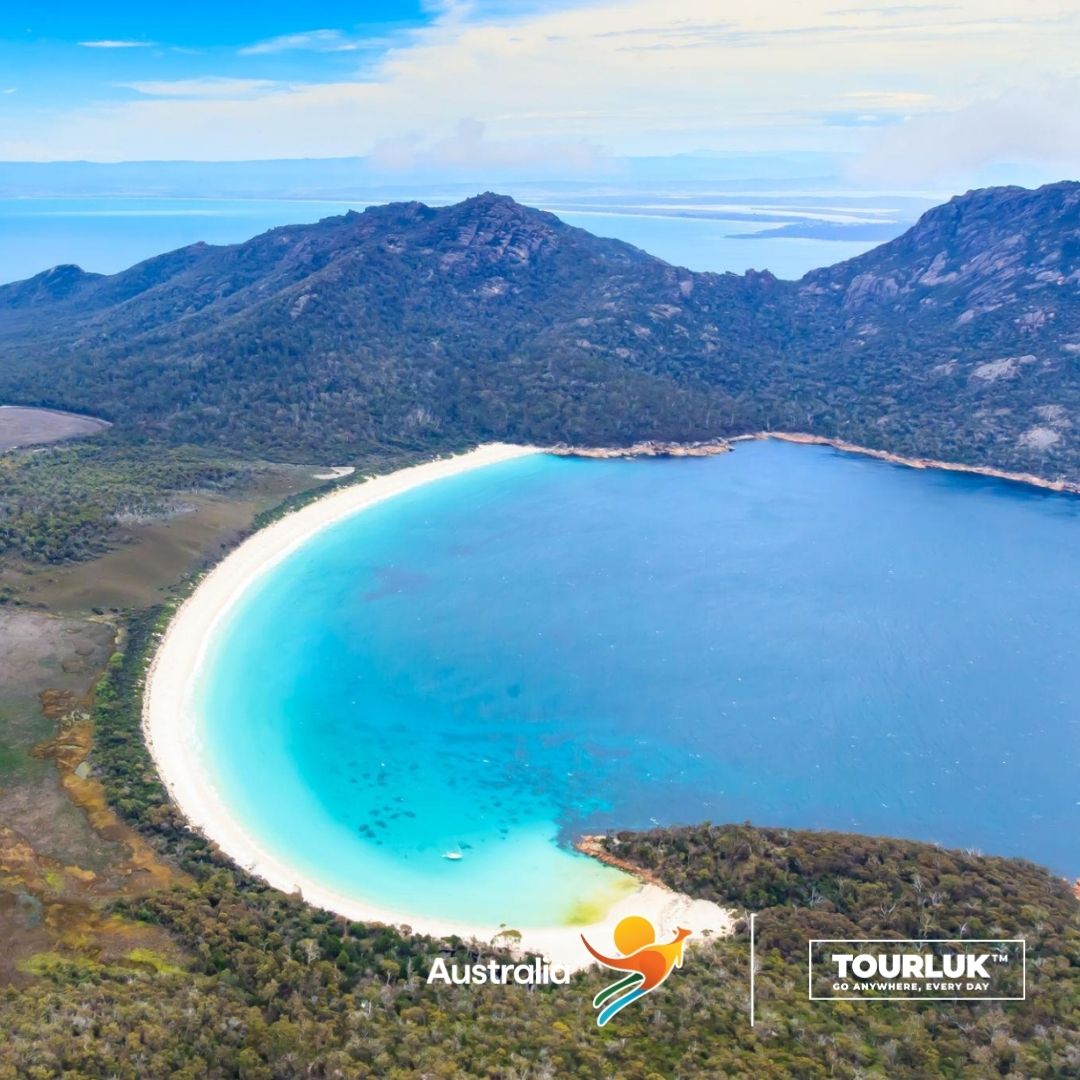 Toàn cảnh Wineglass Bay Tasmania với bãi biển cát trắng và nước biển xanh ngọc