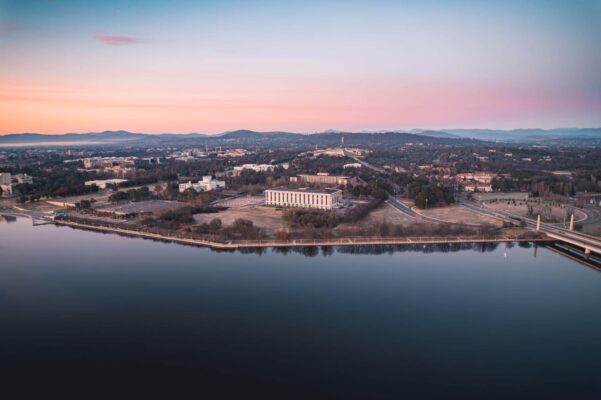 Toàn cảnh canberra nhìn từ trên cao bên hồ burley griffin, úc