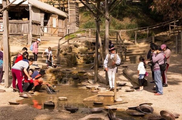 Du khách trải nghiệm đãi vàng tại Sovereign Hill, Ballarat, Victoria, Úc – khu bảo tàng sống tái hiện thời kỳ Cơn sốt vàng thế kỷ 19.