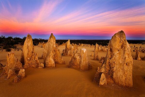 Pinnacles Desert với hàng nghìn cột đá vôi kỳ bí giữa sa mạc vàng