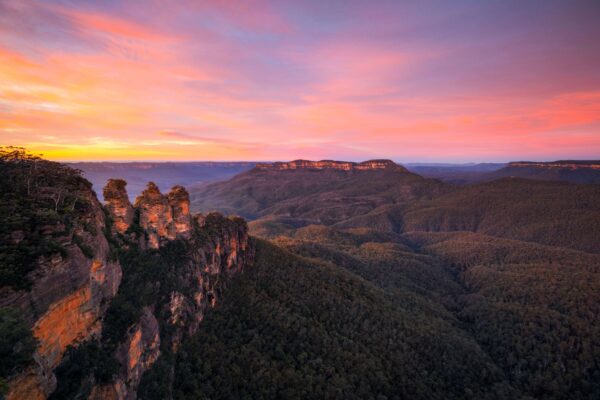 Hoàng hôn tại Grampians National Park với cảnh núi non hùng vĩ ở Victoria, Úc.
