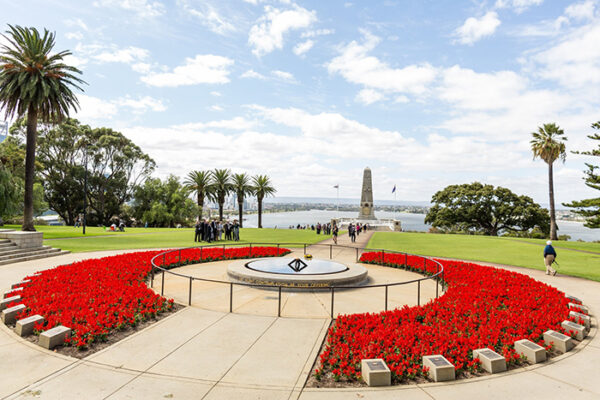 Kings Park Perth với đài tưởng niệm, thảm hoa đỏ và tầm nhìn ra sông Swan