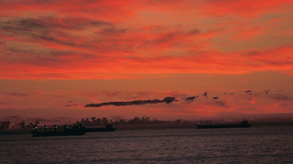 Hoàng hôn trên biển Perth với bầu trời đỏ rực và tàu thuyền ngoài khơi