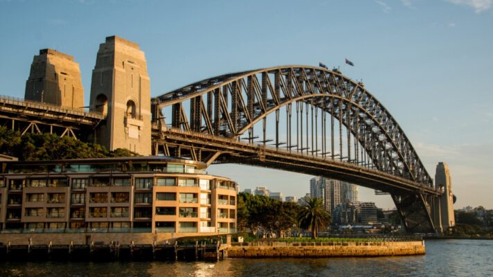 Cầu cảng Sydney Harbour Bridge nhìn từ phía dưới trong hành trình du lịch Sydney