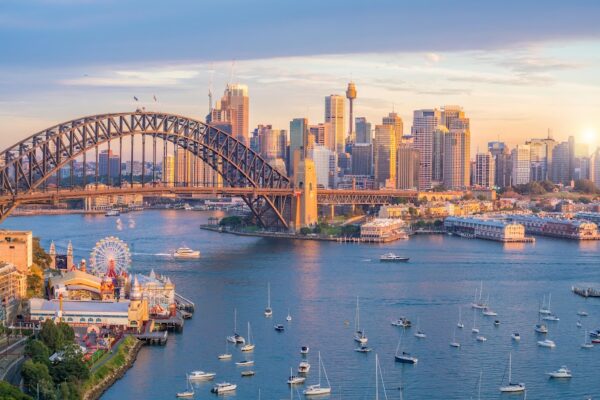Toàn cảnh cảng Sydney với Harbour Bridge và skyline thành phố khi du lịch Sydney