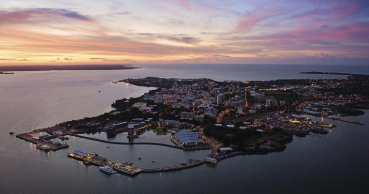 Toàn cảnh thành phố Darwin Úc về đêm nhìn từ trên cao ven biển